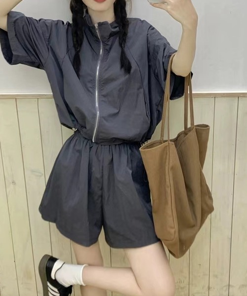 LYEON(リヨン)の「裾ドロスト半袖ブルゾン+ショートパンツ2点セットアップ(ブルゾン・レディース・チャコールグレー/グレー・FREE)」の2枚目の写真