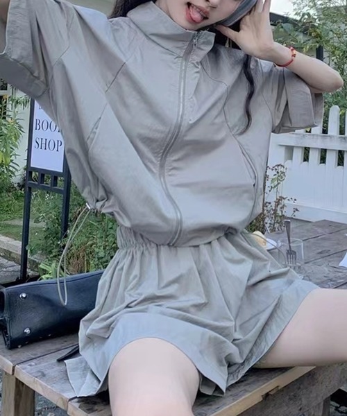 LYEON(リヨン)の「裾ドロスト半袖ブルゾン+ショートパンツ2点セットアップ(ブルゾン・レディース・チャコールグレー/グレー・FREE)」の15枚目の写真