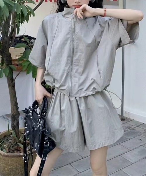 LYEON(リヨン)の「裾ドロスト半袖ブルゾン+ショートパンツ2点セットアップ(ブルゾン・レディース・チャコールグレー/グレー・FREE)」の16枚目の写真