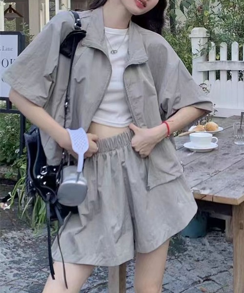 LYEON(リヨン)の「裾ドロスト半袖ブルゾン+ショートパンツ2点セットアップ(ブルゾン・レディース・チャコールグレー/グレー・FREE)」の8枚目の写真