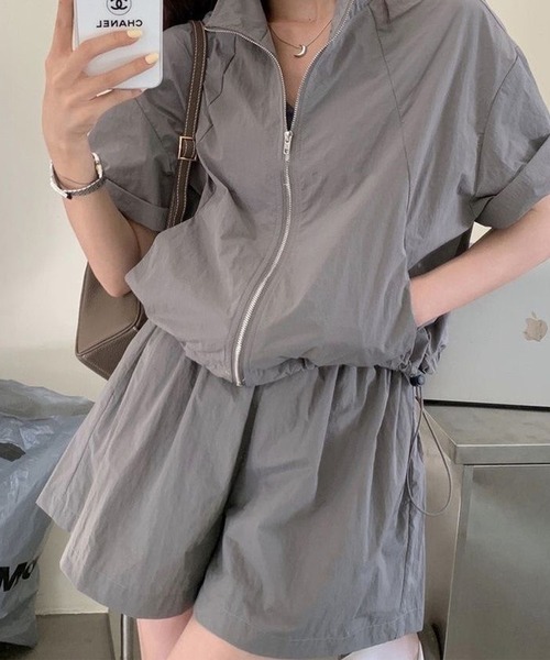 LYEON(リヨン)の「裾ドロスト半袖ブルゾン+ショートパンツ2点セットアップ(ブルゾン・レディース・チャコールグレー/グレー・FREE)」の9枚目の写真