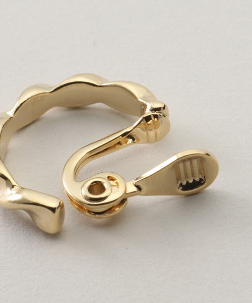 La TOTALITE（ラトータリテ）の「【Ouca/ウーサ】ツイストフープイヤリング（イヤリング・レディース・ゴールド・FREE）」の3枚目の写真