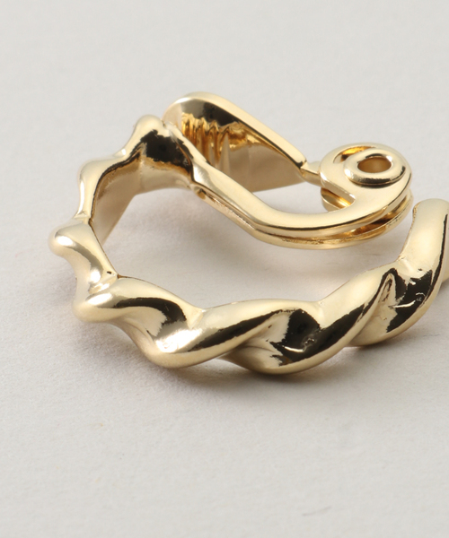 La TOTALITE（ラトータリテ）の「【Ouca/ウーサ】ツイストフープイヤリング（イヤリング・レディース・ゴールド・FREE）」の4枚目の写真