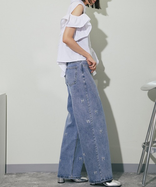 ANOTHER S（アナザーエス）の「リボン刺繍ワイドデニムパンツ（デニムパンツ・レディース・ブルー・S/M/L）」の2枚目の写真