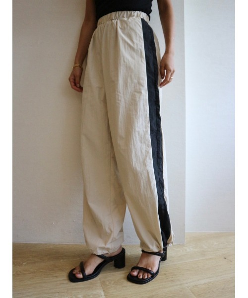 TRUNC(トランクエイティーエイト)の「Side Line Track Pants(その他パンツ・レディース・アイボリー・FREE)」の1枚目の写真