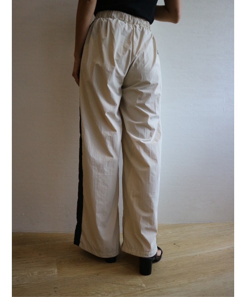 TRUNC(トランクエイティーエイト)の「Side Line Track Pants(その他パンツ・レディース・アイボリー・FREE)」の6枚目の写真