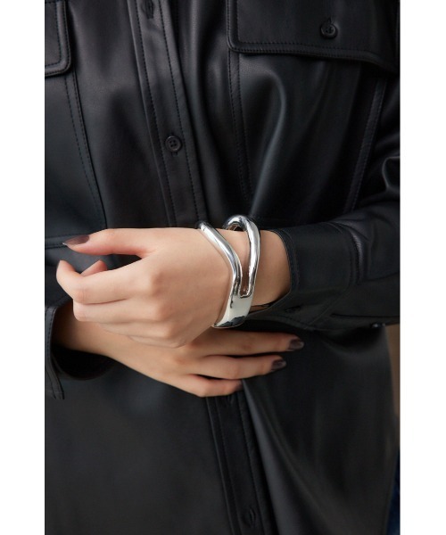 AZUL by moussy（アズールバイマウジー）の「ニュアンスダブルリングバングル（バングル/リストバンド・レディース・シルバー/ゴールド系その他・FREE）」の4枚目の写真