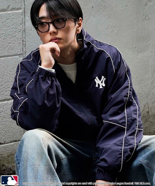 MLB（メジャーリーグベースボール）の「MLB/メジャーリーグベースボール 別注ナイロンパイピングブルゾン(限定展開)（ナイロンジャケット・メンズ・ブラック/グレー/ネイビー・SMALL/MEDIUM/LARGE）」の4枚目の写真