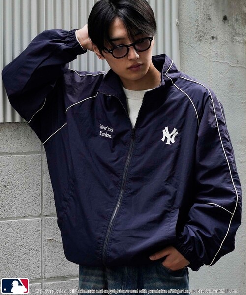 MLB（メジャーリーグベースボール）の「MLB/メジャーリーグベースボール 別注ナイロンパイピングブルゾン(限定展開)（ナイロンジャケット・メンズ・ブラック/グレー/ネイビー・SMALL/MEDIUM/LARGE）」の5枚目の写真