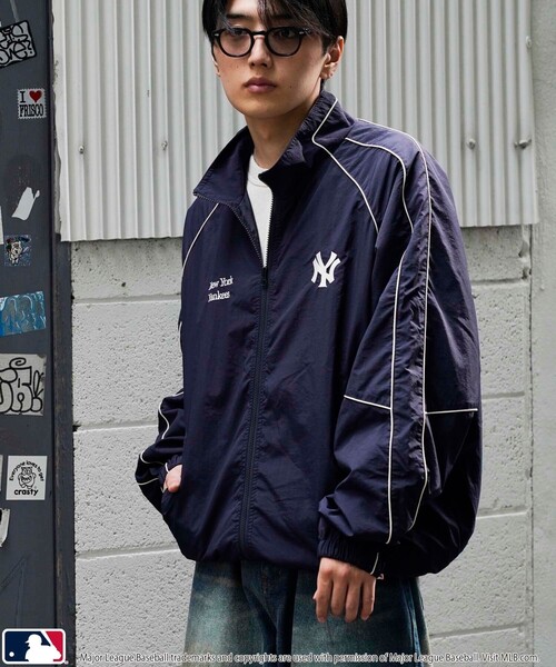 MLB（メジャーリーグベースボール）の「MLB/メジャーリーグベースボール 別注ナイロンパイピングブルゾン(限定展開)（ナイロンジャケット・メンズ・ブラック/グレー/ネイビー・SMALL/MEDIUM/LARGE）」の6枚目の写真