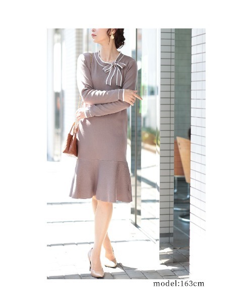 Sawa a la mode(サワアラモード)の「ボウタイリボン付きマーメイドニットワンピース(ワンピース・レディース・モカ/ブラック・FREE)」の10枚目の写真