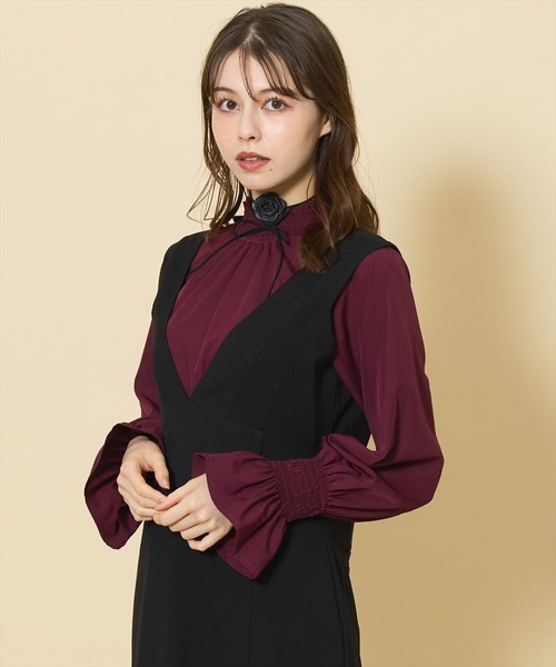 SWINGLE（スウィングル）の「2WAYシャーリングネックフレアスリーブブラウス（シャツ/ブラウス・レディース・ボルドー/オフホワイト/ブラック・FREE）」の8枚目の写真