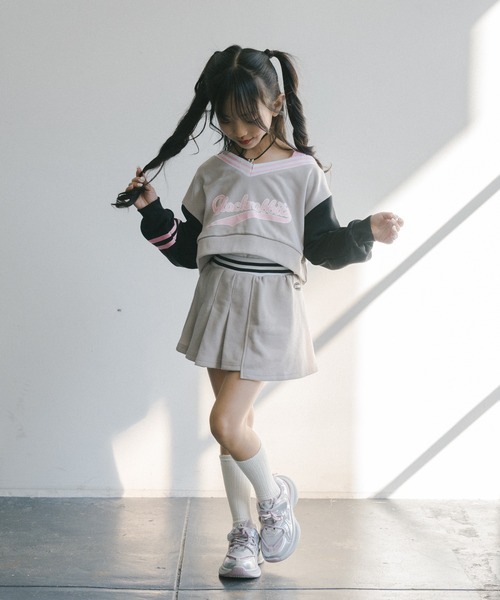 URBAN CHERRY（アーバンチェリー）の「【U.TRACK】ロゴプリントアシンメトリーオフショルトレーナー（スウェット・キッズ・ブラック/グレー/ピンク・110cm/120cm/130cm/140cm/150cm）」の6枚目の写真