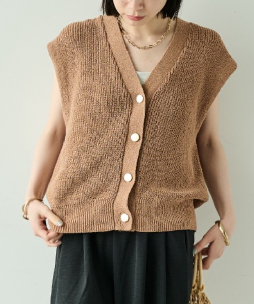 Shelly island（シェリーアイランド）の「ゴールドボタンVネックベスト（ベスト・レディース・ベージュ/ブラック・FREE）」の2枚目の写真