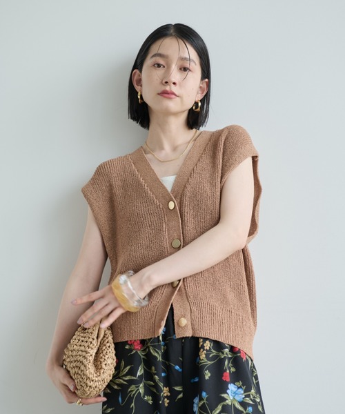 Shelly island（シェリーアイランド）の「ゴールドボタンVネックベスト（ベスト・レディース・ベージュ/ブラック・FREE）」の9枚目の写真