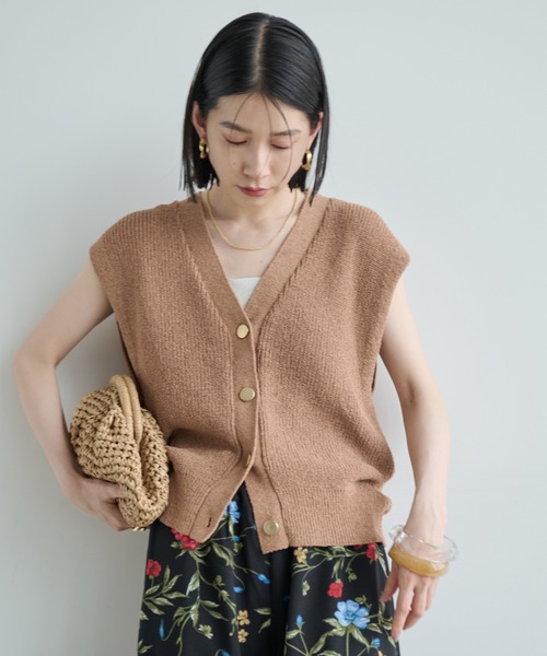 Shelly island（シェリーアイランド）の「ゴールドボタンVネックベスト（ベスト・レディース・ベージュ/ブラック・FREE）」の10枚目の写真