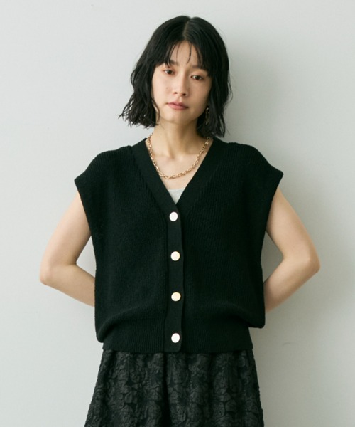 Shelly island（シェリーアイランド）の「ゴールドボタンVネックベスト（ベスト・レディース・ベージュ/ブラック・FREE）」の4枚目の写真