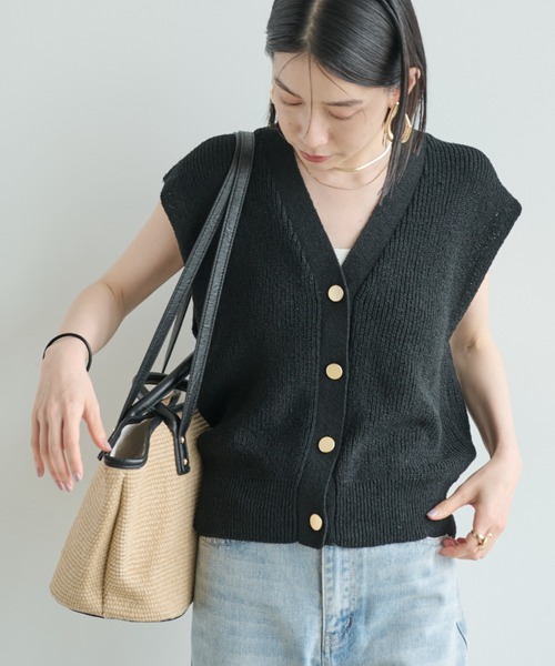 Shelly island（シェリーアイランド）の「ゴールドボタンVネックベスト（ベスト・レディース・ベージュ/ブラック・FREE）」の6枚目の写真