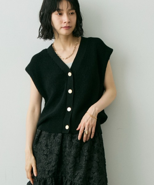 Shelly island（シェリーアイランド）の「ゴールドボタンVネックベスト（ベスト・レディース・ベージュ/ブラック・FREE）」の3枚目の写真
