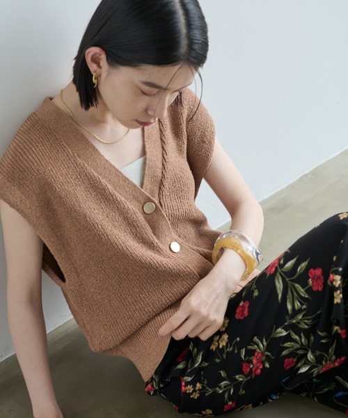 Shelly island（シェリーアイランド）の「ゴールドボタンVネックベスト（ベスト・レディース・ベージュ/ブラック・FREE）」の5枚目の写真