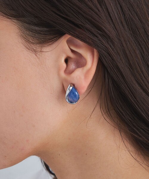 green label relaxing（グリーンレーベルリラクシング）の「クリア シズク メタルフレーム イヤリング（イヤリング・レディース・ゴールド/シルバー/コバルトブルー・FREE）」の2枚目の写真