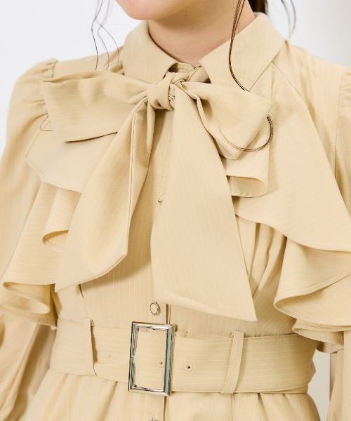 AND COUTURE（アンドクチュール）の「ストライプフリルケープワンピース（ワンピース・レディース・ベージュ系その他/ホワイト系その他/ブルー系その他/グレー系その他・FREE）」の6枚目の写真
