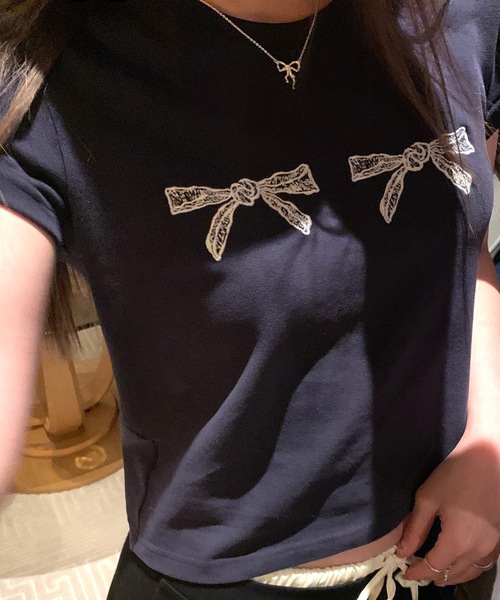 Lace Ladies(レースレディース)の「リボン刺繍 クルーネック ショート丈 半袖 Tシャツ(Tシャツ/カットソー・レディース・ネイビー/ホワイト・M/XL)」の2枚目の写真