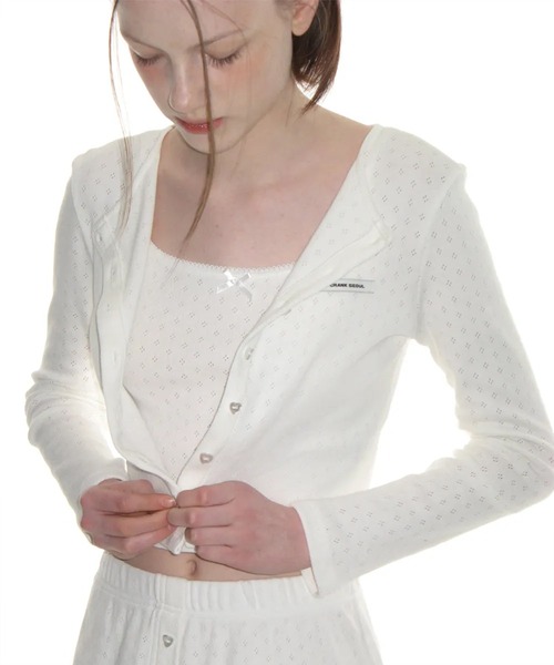 CRANK(クランク)の「A'GEM/9 × .kom 『CRANK/クランク』 HEART BUTTON EYELET CARDIGAN/ハートボタンアイレットカーディガン(カーディガン/ボレロ・レディース・ホワイト/ブラック・FREE)」の3枚目の写真