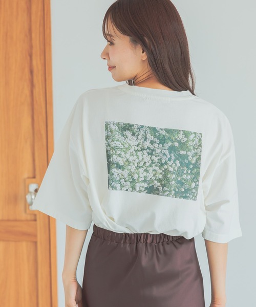 mysty woman（ミスティウーマン）の「【花盛友里さんコラボ】コラボフォトショートTシャツ 493897（Tシャツ/カットソー・レディース・ホワイト系その他4/ホワイト系その他2/ホワイト系その他3/ホワイト系その他・FREE）」の3枚目の写真