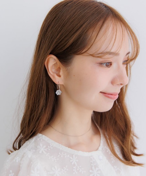 flower(フラワー)の「タイニーフラワーフープピアス(ピアス(片耳用)・レディース・ゴールド/シルバー・FREE)」の14枚目の写真