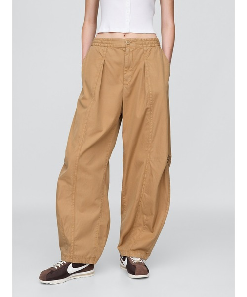 GAP（ギャップ）の「ミッドライズ ツイル バレルパンツ（その他パンツ・レディース・カーキ/ブラック/ブラウン・XS/S/M/L/XXS）」の2枚目の写真