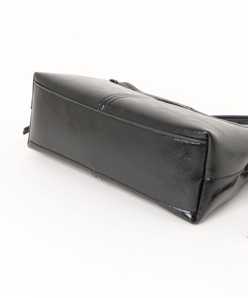 CHARLES & KEITH（チャールズ & キース）の「Noane ノアン クリンクルエフェクトドロウストリングトップハンドルバッグ（ハンドバッグ・レディース・ブラウン系その他7/オートミール/スミクロ・S）」の5枚目の写真