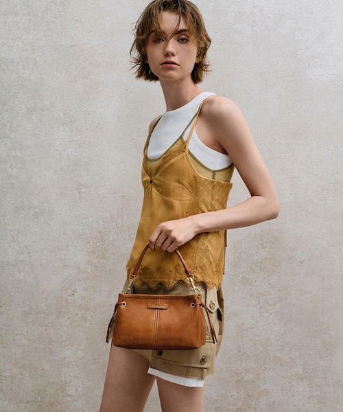 CHARLES & KEITH（チャールズ & キース）の「Noane ノアン クリンクルエフェクトドロウストリングトップハンドルバッグ（ハンドバッグ・レディース・ブラウン系その他7/オートミール/スミクロ/ダークブラウン系3・S）」の4枚目の写真