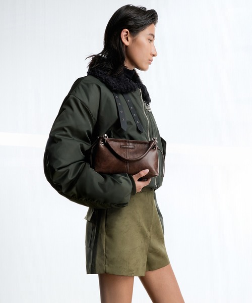 CHARLES & KEITH（チャールズ & キース）の「Noane ノアン クリンクルエフェクトドロウストリングトップハンドルバッグ（ハンドバッグ・レディース・ブラウン系その他7/オートミール/スミクロ・S）」の3枚目の写真