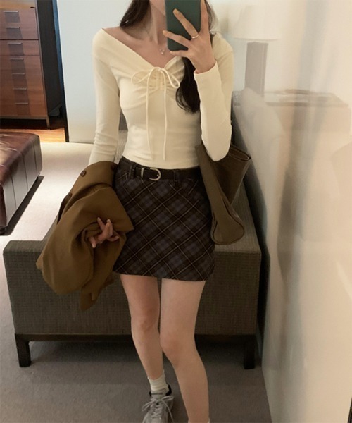 NANEA(ナネア)の「クロップド丈シャーリングオフショルダーロングTシャツ(Tシャツ/カットソー・レディース・ブラック/ブラウン/ピンク/アイボリー・SMALL/MEDIUM/LARGE)」の8枚目の写真