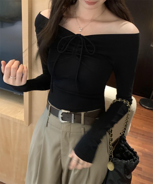 NANEA(ナネア)の「クロップド丈シャーリングオフショルダーロングTシャツ(Tシャツ/カットソー・レディース・ブラック/ブラウン/ピンク/アイボリー・SMALL/MEDIUM/LARGE)」の9枚目の写真