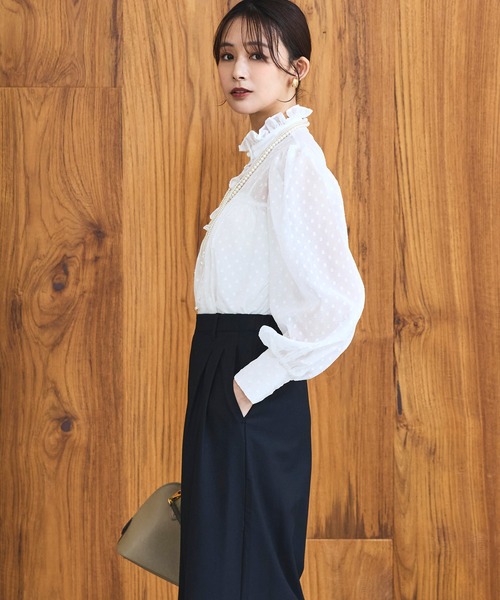 RUIRUE BOUTIQUE（ルイルエブティック）の「洗える ｜ ドット シフォン ピンタック ブラウス ｜ レディース シアー トップス 体型カバー 長袖 透け感 オフィスカジュアル きれいめ 大人かわいい シャツ（シャツ/ブラウス・レディース・ブラック/ベージュ/ネイビー/オフホワイト・M/L）」の6枚目の写真