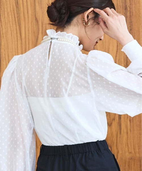 RUIRUE BOUTIQUE（ルイルエブティック）の「洗える ｜ ドット シフォン ピンタック ブラウス ｜ レディース シアー トップス 体型カバー 長袖 透け感 オフィスカジュアル きれいめ 大人かわいい シャツ（シャツ/ブラウス・レディース・ブラック/ベージュ/ネイビー/オフホワイト・M/L）」の7枚目の写真