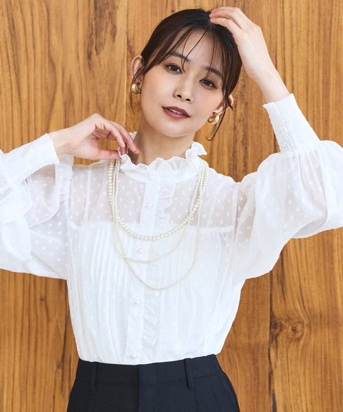 RUIRUE BOUTIQUE（ルイルエブティック）の「洗える ｜ ドット シフォン ピンタック ブラウス ｜ レディース シアー トップス 体型カバー 長袖 透け感 オフィスカジュアル きれいめ 大人かわいい シャツ（シャツ/ブラウス・レディース・ブラック/ベージュ/ネイビー/オフホワイト・M/L）」の8枚目の写真