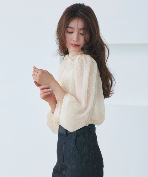 RUIRUE BOUTIQUE（ルイルエブティック）の「洗える ｜ ドット シフォン ピンタック ブラウス ｜ レディース シアー トップス 体型カバー 長袖 透け感 オフィスカジュアル きれいめ 大人かわいい シャツ（シャツ/ブラウス・レディース・ブラック/ベージュ/ネイビー/オフホワイト・M/L）」の11枚目の写真