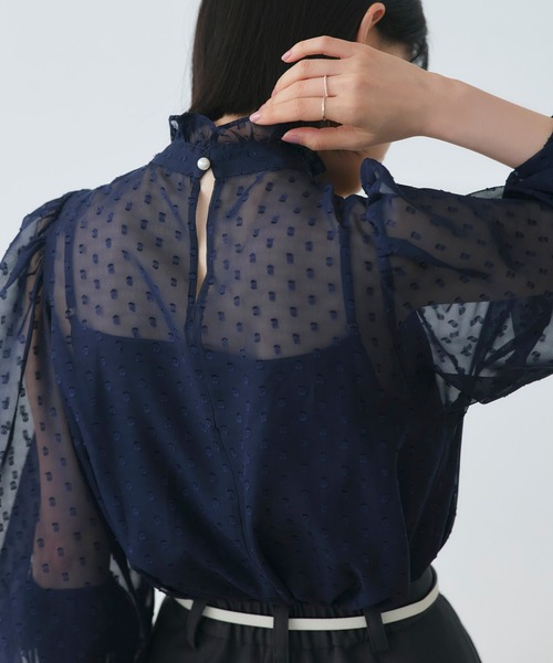 RUIRUE BOUTIQUE（ルイルエブティック）の「洗える ｜ ドット シフォン ピンタック ブラウス ｜ レディース シアー トップス 体型カバー 長袖 透け感 オフィスカジュアル きれいめ 大人かわいい シャツ（シャツ/ブラウス・レディース・ブラック/ベージュ/ネイビー/オフホワイト・M/L）」の16枚目の写真