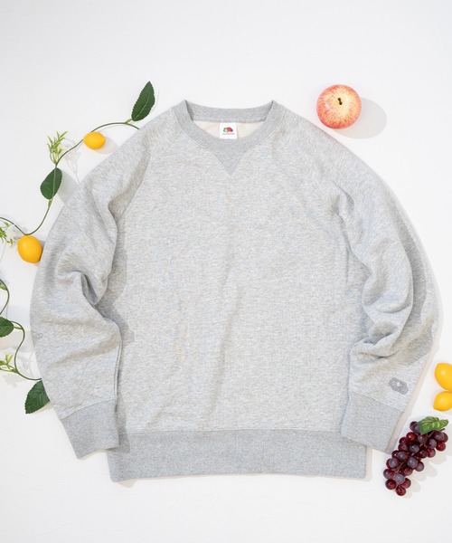 FRUIT OF THE LOOM(フルーツオブザルーム)の「【FRUIT OF THE LOOM】BASIC SWEAT SHIRT / フルーツオブザルーム 袖ワンポイントロゴ スウェット(スウェット・メンズ・ネイビー/杢グレー/アイボリー/ブラック・S/L/XL/M)」の3枚目の写真