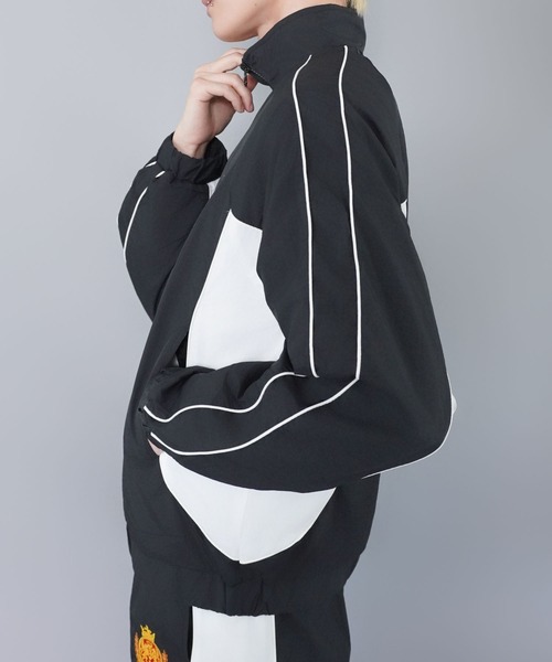 SPINNS（スピンズ）の「【セットアップ対応】短丈ナイロンジャケット/エンブレム刺繍ロゴ/配色切替（ブルゾン・メンズ・ホワイト/ブラック/ネイビー/グリーン/ワイン・ONESIZE）」の16枚目の写真