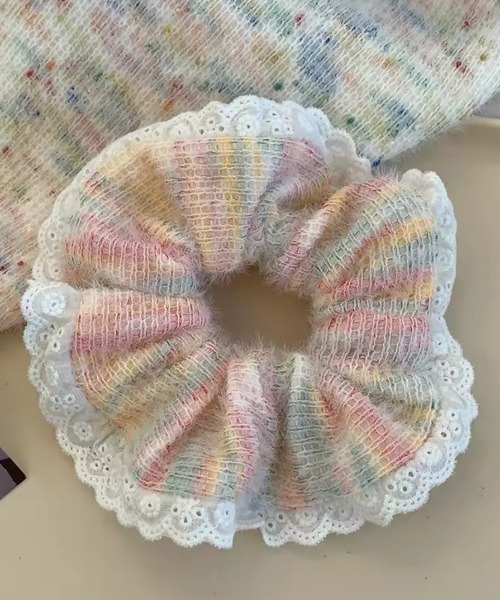 TONE SELECT GOODS（トーンセレクトグッズ）の「【urge select】ミックスカラー シャギー ニット シュシュ(レース付き)（シュシュ・レディース・ピンク系/イエロー系/ブルー系/ホワイト系/イエロー/ピンク/ホワイト/ブルー・FREE）」の4枚目の写真