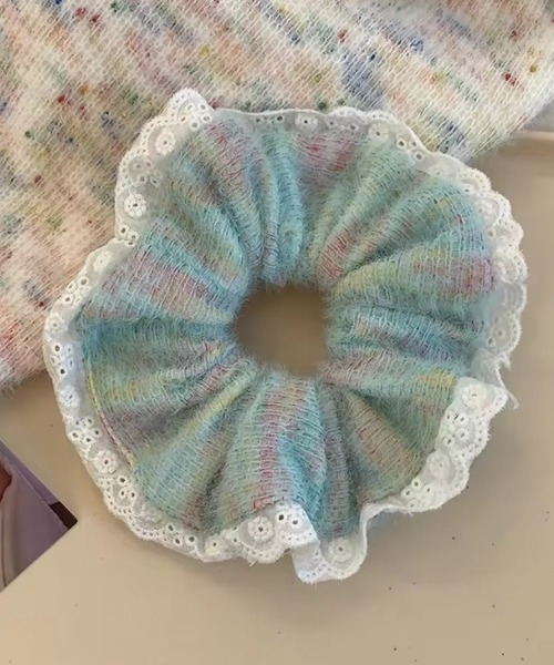 TONE SELECT GOODS（トーンセレクトグッズ）の「【urge select】ミックスカラー シャギー ニット シュシュ(レース付き)（シュシュ・レディース・ピンク系/イエロー系/ブルー系/ホワイト系/イエロー/ピンク/ホワイト/ブルー・FREE）」の2枚目の写真