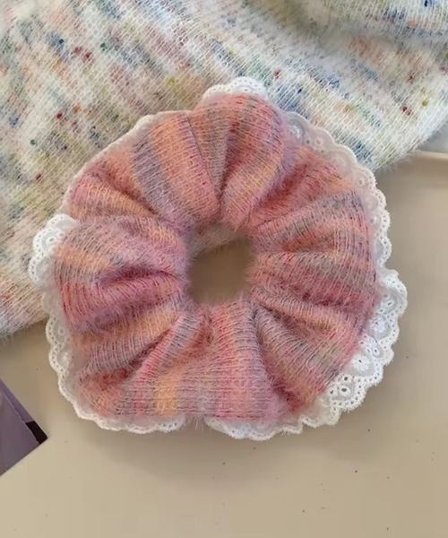 TONE SELECT GOODS（トーンセレクトグッズ）の「【urge select】ミックスカラー シャギー ニット シュシュ(レース付き)（シュシュ・レディース・ピンク系/イエロー系/ブルー系/ホワイト系/イエロー/ピンク/ホワイト/ブルー・FREE）」の8枚目の写真