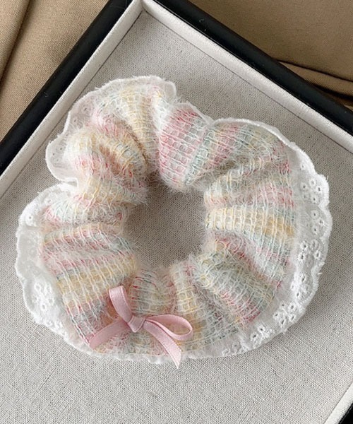 TONE SELECT GOODS（トーンセレクトグッズ）の「【urge select】ミックスカラー シャギー ニット シュシュ(レース付き)（シュシュ・レディース・ピンク系/イエロー系/ブルー系/ホワイト系/イエロー/ピンク/ホワイト/ブルー・FREE）」の3枚目の写真