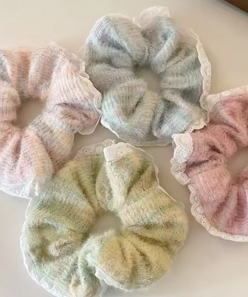 TONE SELECT GOODS（トーンセレクトグッズ）の「【urge select】ミックスカラー シャギー ニット シュシュ(レース付き)（シュシュ・レディース・ピンク系/イエロー系/ブルー系/ホワイト系/イエロー/ピンク/ホワイト/ブルー・FREE）」の9枚目の写真