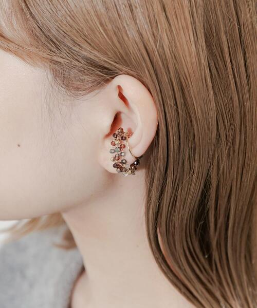 SMELLY(スメリー)の「ガラスビーズイヤカフ(イヤーカフ・レディース・ゴールド系その他・-)」の2枚目の写真