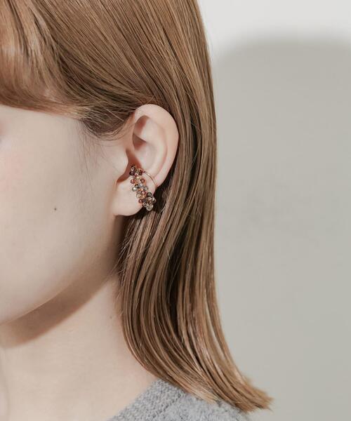 SMELLY(スメリー)の「ガラスビーズイヤカフ(イヤーカフ・レディース・ゴールド系その他・-)」の5枚目の写真